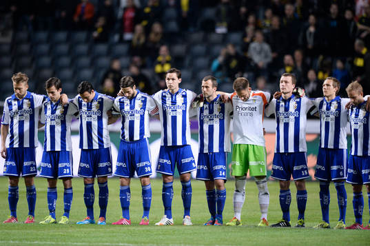 IFK Göteborgs spelare i en tyst minut innan
