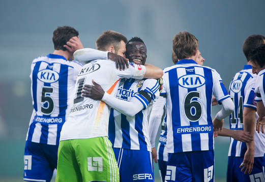 IFK Göteborgs målvakt John Alvbåge kramar om Malick
