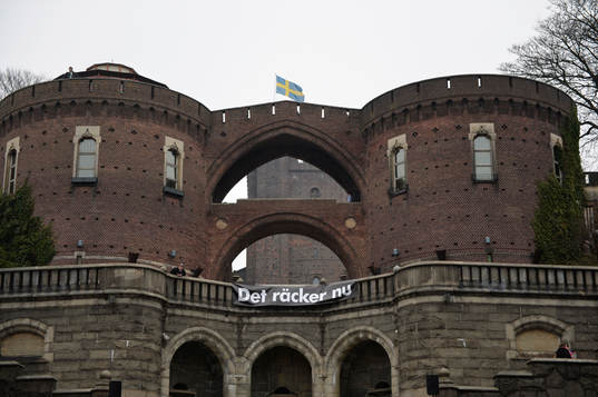 En banderoll med texten Det Räcker Nu Manifestation på