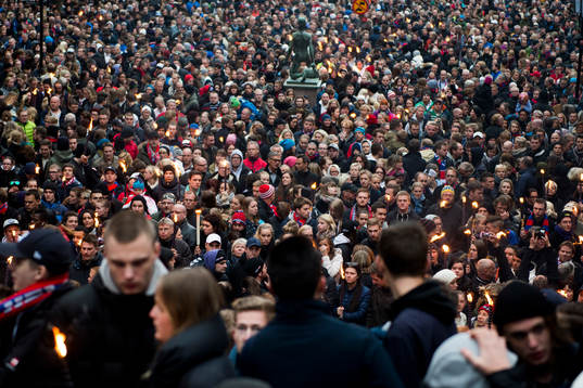 Tusentals har samlats för att delta i en manifestation på