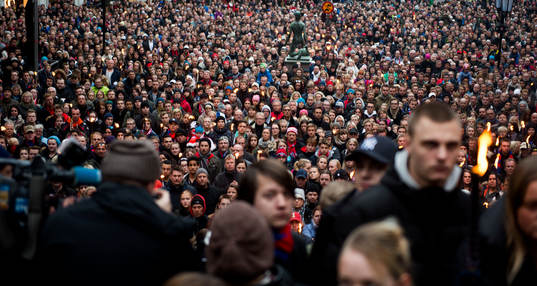 Tusentals har samlats för att delta i en manifestation på