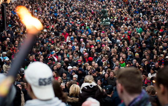Tusentals har samlats för att delta i en manifestation på