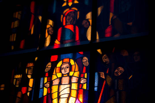 Målade fönster på en kyrka intill