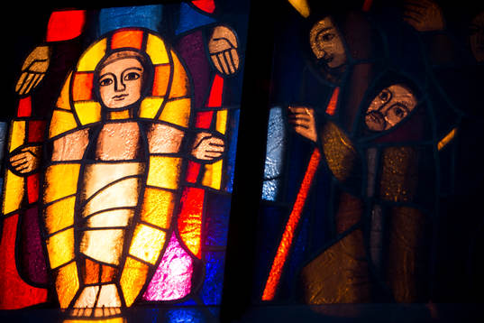 Målade fönster på en kyrka intill