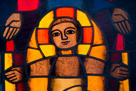Målade fönster på en kyrka intill