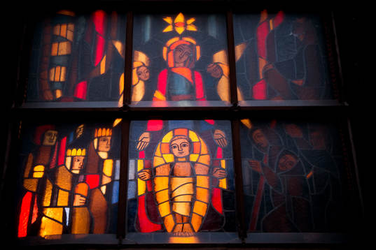 Målade fönster på en kyrka intill
