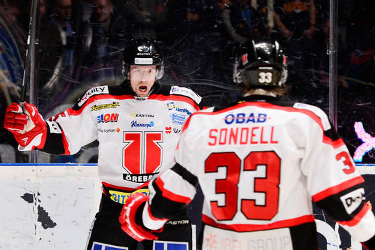 Örebros Kalle Olsson jublar