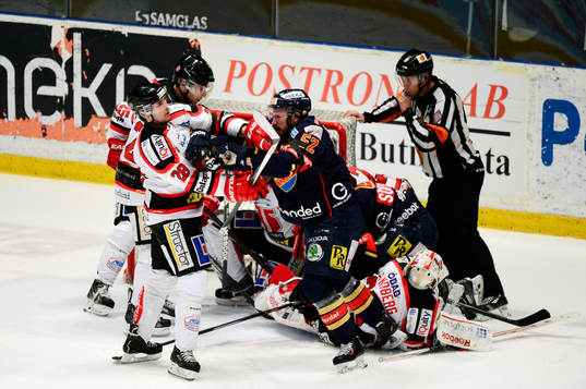 Örebros Tim Wallace och Djurgårdens Mikael Ahlén bråkar