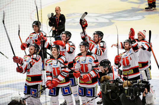 Örebros spelare jublar
