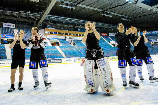 Örebros spelare jublar