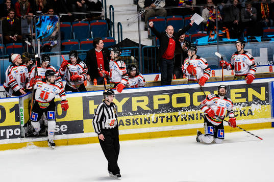 Örebros tränare Kenta Johansson och spelare jublar