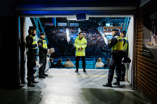 Det var flera poliser på plats