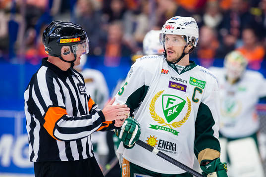 Färjestads Ole-Kristian Tollefsen pratar med Domare Sören