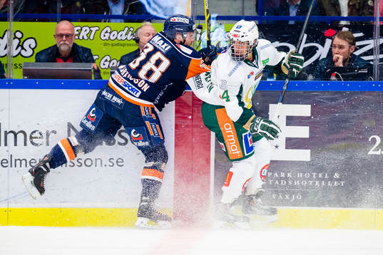 Växjös Johan Markusson missar en tackling mot Färjestads