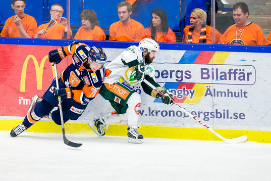 Växjös Alexander Johansson jagar Färjestads Jack Connolly