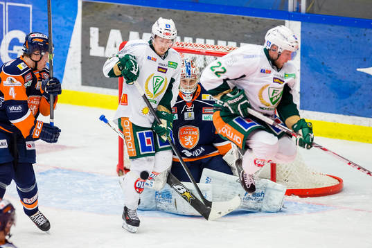 Färjestads Joakim Hillding och Per Åslund hoppar framför