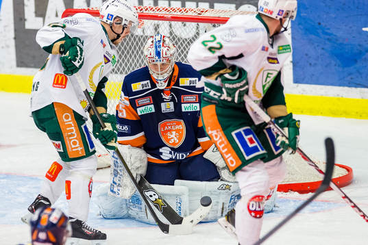Kamp framför Växjös målvakt Teemu Lassila