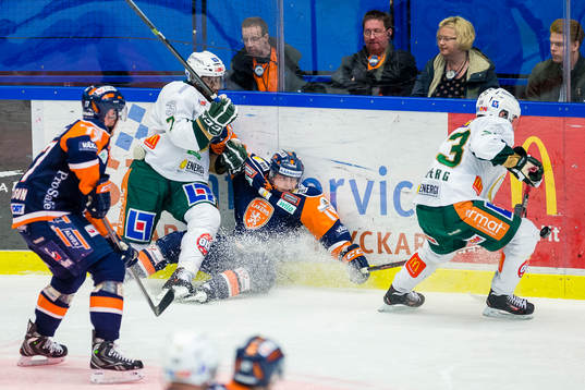 Kamp mellan Färjestads Shawn Belle och Växjös Ryan Lasch