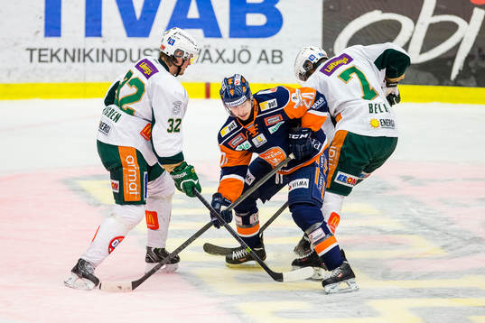 Växjös Colby Armstrong mellan Färjestads Magnus Nygren