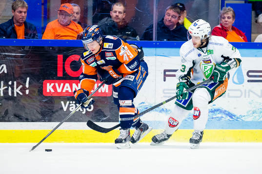 Växjös Rhett Rakhshani jagas av Färjestads Anton Grundel