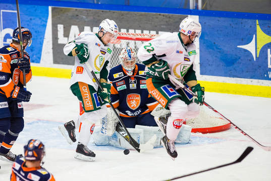 Färjestads Joakim Hillding och Per Åslund framför