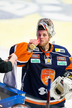 Växjös målvakt Teemu Lassila dricker