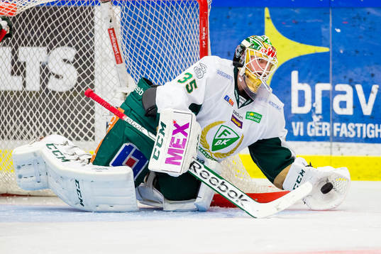 Färjestads målvakt Fredrik Pettersson-Wentzel plockar en