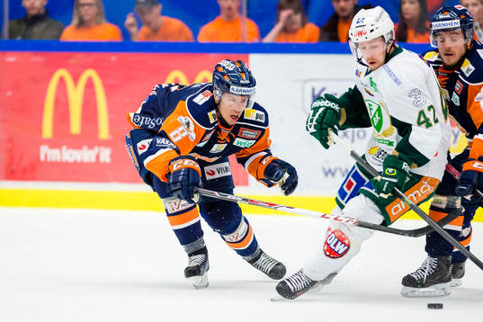 Växjös Ville Varakas jagar Färjestads Joakim Hillding