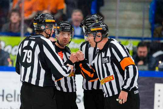 Domare Patrik Sjöberg och Sören Persson med Linjedomare