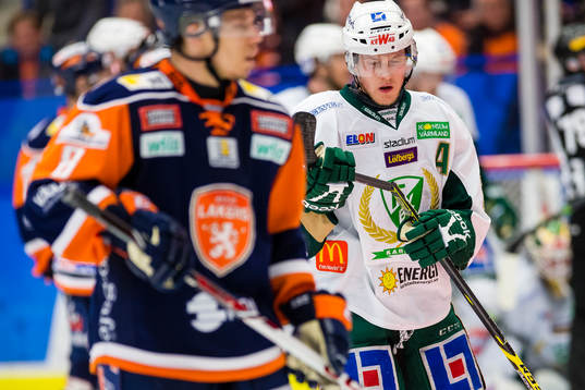 Färjestads Patrik Lundh med trasig klubba