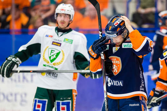 Växjös Robert Rosén rättar till hjälmen