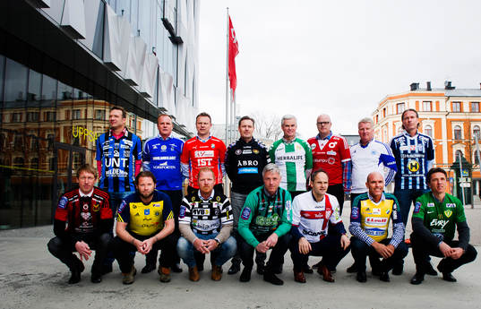 Superettans tränare ställer upp för en lagbild övre