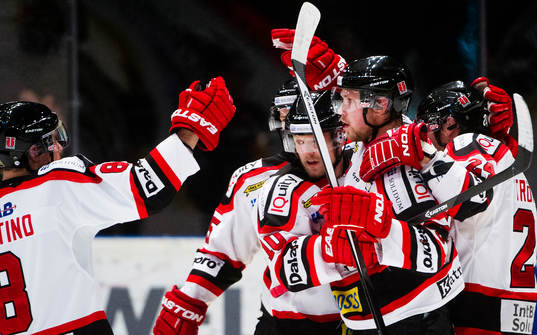 Örebros Jonas Karlsson  jublar