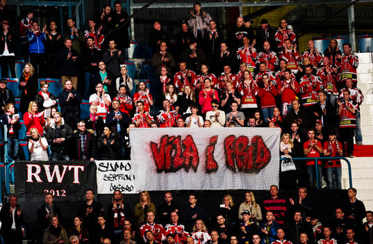 Örebros supportrar håller upp en banderoll
