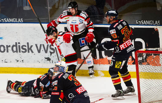 Örebros  spelare jublar