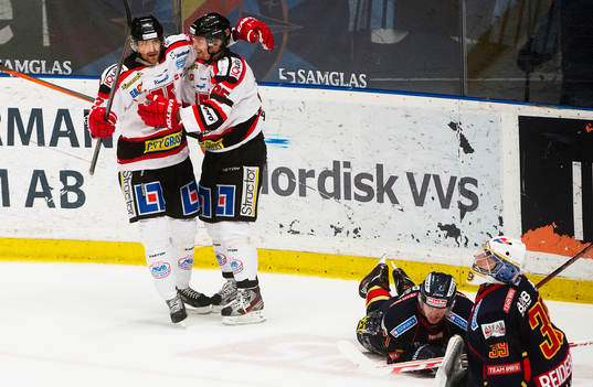Örebros  spelare jublar