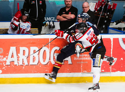 Örebros Johan Wiklander tacklar Djurgårdens Nils Andersson