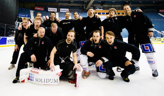 Örebros spelare jublar
