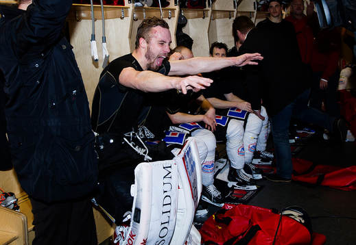 Örebros målvakt Tim Sandberg jublar i omklädningsrummet