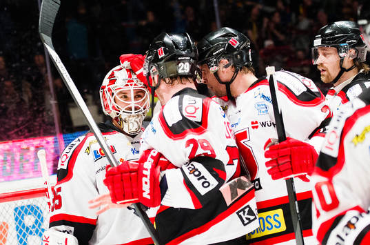 Örebros spelare jublar med målvakt Tim Sandberg