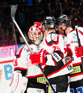 Örebros spelare jublar med målvakt Tim Sandberg