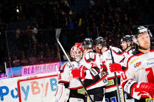 Örebros spelare jublar med målvakt Tim Sandberg