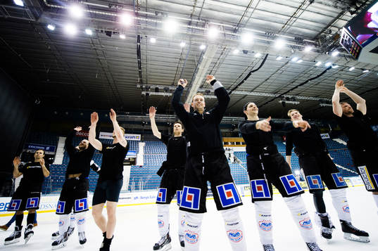 Örebros  spelare jublar