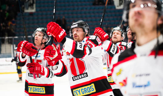 Örebros  spelare jublar