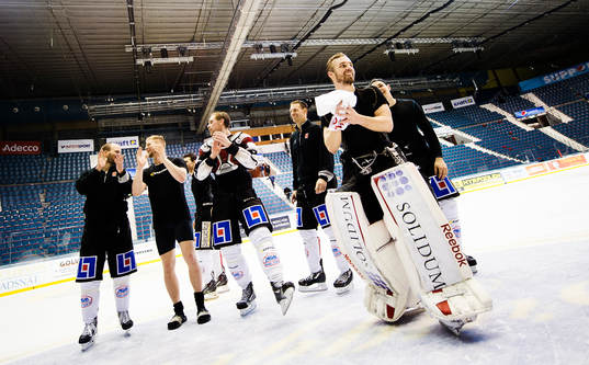 Örebros spelare dansar på isen