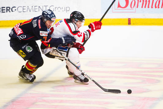 Djurgårdens  Nils Andersson jagar Örebros Brian Willsie