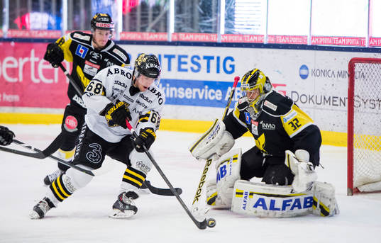 s Victor Ahlström utmanar Västerås målvakt Jonas