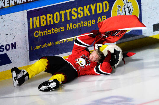Malmö Redhawks maskot faller och tappar huvudet innan