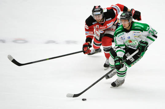 Malmö Redhawks Mattias Persson och Rögles Daniel Zaar