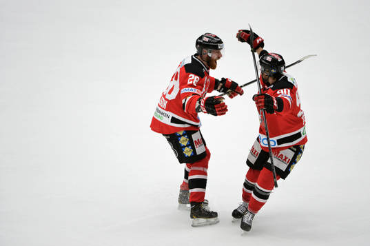 Malmö Redhawks Jens Olsson och Mattias Persson jublar